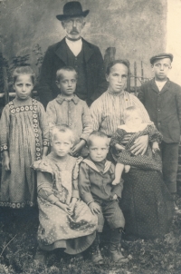 The Gentili family in Ptice, 1915