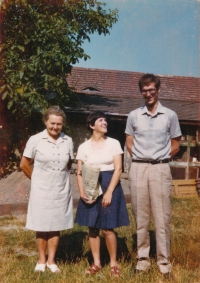 Mother of the witness, descendants of Italian friends, courtyard of a farm in Ptice, ca. 1975