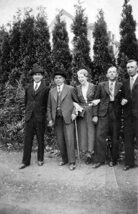 Marie Obrusníková's father Antonín Schwanczar with his uncle Johan, his daughter Gertrude and brothers Alfons and Josef, Wuppertal, late 1930s