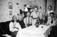 Marie Obrusníková's father Antonín Schwanczar (right) with his uncle Johann, his daughters and his brothers, 1937
