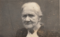 Babička Anna Nezbedová