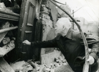 Bohumil Hrabal in the ruins of the Libeň tenement house, the period of the Prague Imagination