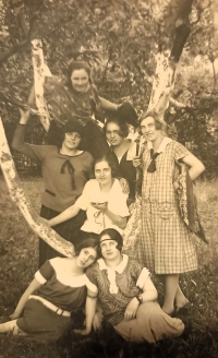 Witness's mother Emilie with classmates from the housekeeping school, standing at right in the middle; turn of the 1920s and 1930s