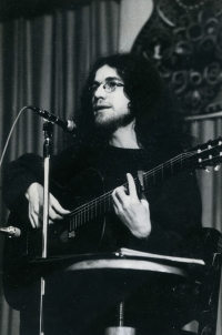 Jaroslav Hutka at the Prague club Čáslavská, end of 1974