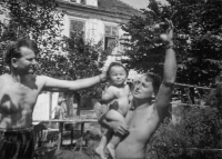 In his father´s arms, 1953