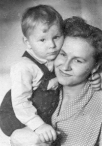 In his mother´s arms, 1955