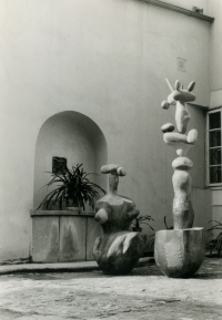 From the exhibition Malostranské dvorky (Malá Strana courtyards) held in May 1981. Here are sculptures by Aleš Lamr, the exhibition took place in the gardens under Prague Castle and the yards of Nerudova Street and adjacent streets.