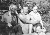 Rodiče pamětnice s bratrem a neteří, 1962