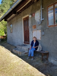 Před rodným domem před svými 90. narozeninami, 2020