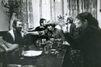 Celebration of the opening of Naďa Plíšková's exhibition. Poet Petr Kabeš, Naďa Plíšková, wife of Nikolaj Stankovič, Karel Nepraš in profile, April 1981, wine bar U Šupů.