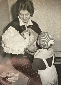 Zlata Erbanová with her daughters, 1978
