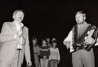 In front of the revolving auditorium in Český Krumlov with accordion and moderator Jan Vala, 1988