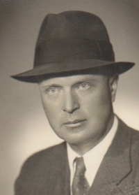 Witness's father Stanislav Zedníček just before entering the prison following a show trial in 1950