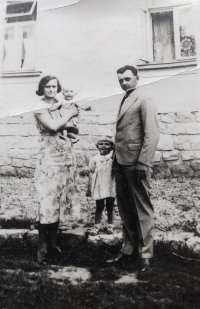 Květoslava Šmídová with her parents and sister Marie in front of their house in Telč in the 1930s