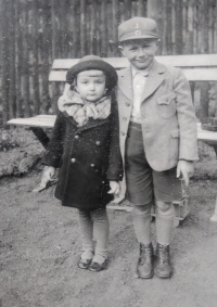 A  witness with her uncle Mirek at her grandmother's/aunt's house in Kuldov in the 1930s