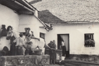 Jana Mičánková, née Kovářová, with her family and siblings, family house in Rataje