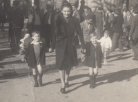Maminka s pamětníkem a jeho bratrem