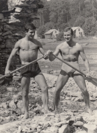 Jiří Kutal (vpravo) – student vysoké školy, 1962