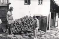 S bratrem Josefem na chalupě, Lazy pod Makytou, 70. léta