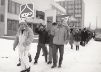 Jiří Kutal v první řadě – nesoucí znak Barumprojektu, s kolegy cestou na manifestaci, Zlín, listopad 1989