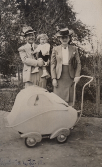 Rodiče s Jiřím v náručí, Tunisko, 1942