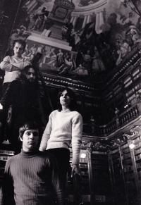 Promotional photo of the Ad antikva group