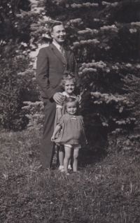 Věra Johanidesová (centre), with her father Jaroslav Beneš and sister Alena, Červené Pečky, 1940s