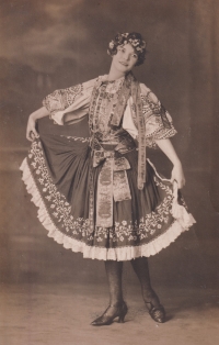 Eliška Raisová 11.2. 1926 in Plzeň, the witness´s mother (25 years old)