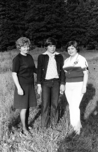 Anna Fabiánová with children in Svoboda near the forest around which the German army deployed cannons in April 1945