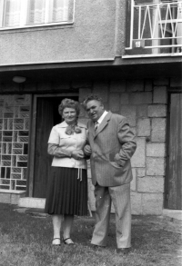 With her husband Alfred in front of the house in Oldřišov