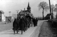 Funeral of witness´s mother Leokádie Stočková, procession around the chapel from Svoboda to Štěpánkovice