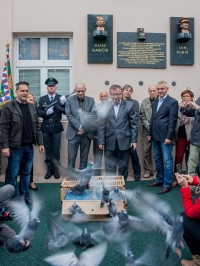 Stanislav Bukovský, son Aleš Bukovský and others at the unveiling of the completed Memorial to the Král family in Pilsen, Pod Záhorskem 1, the memorial plaque from 1999 was supplemented by busts of Jozef Gabčík and Jan Kubiš made by Stanislav Bukovský