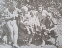Jana Věchtová with her family during her childhood in Jivák 