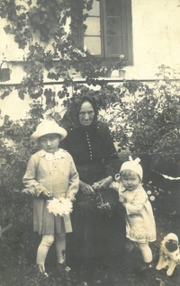 Zdenka Nováková with her great-aunt (grandmother's sister) and older sister Vlasta, Vidlatá Seč, 1934