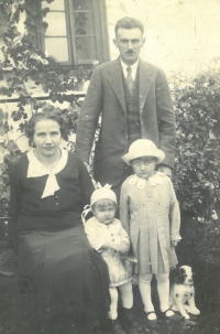 Zdenka Nováková with her sister Vlasta (right) and her parents in front of her family home in 1934