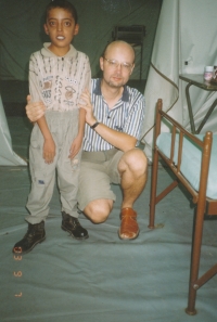Petr Novák with one of the Iraqi children treated in the Czech Republic within the MEDEVAC programme, 2003