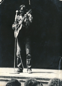 Zdeněk Bartl performing at Hašek's Lipnice, summer 1969