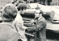Arnošt Goldflam selling a tank, August 1968