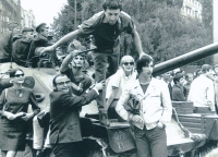 Arnošt Goldflam selling a tank, August 1968_2