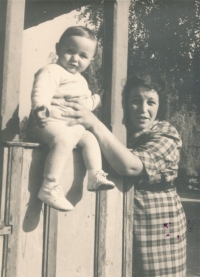 Arnošt Goldflam with his mother, circa 1947
