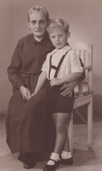 Luboš Toušek with his grandmother in 1941