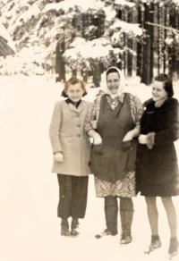 Miloslava Hojdekrová with her mother and sister