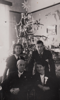 Pohlídal family - grandfather Benedikt with grandmother Emílie, standing mother Edith and her brother Marco, 26 December 1939