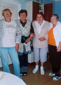 Růžena Vondrášková (right) with Marie (second from right), mother of Hasil's son Josef Vávra