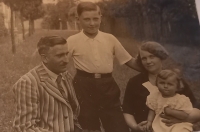 Věra Chudobová with her parents and older brother (1936)