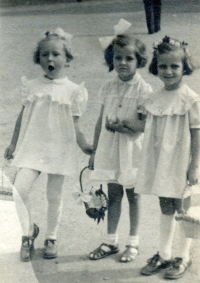 Věra Kopejsková (left) six years old