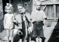 Věra Kopejsková with her uncle and a friend in Pátek nad Ohří (1945)