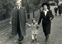 Věra with her parents (1945)