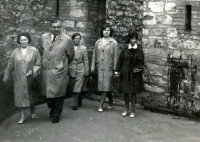 Věra Kopejsková (second from right), a week before giving birth, with her family (1965)