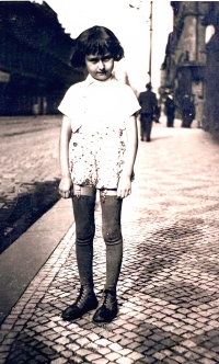 Yvonne Sieberová in Prague after returning from the Terezín ghetto, 1945